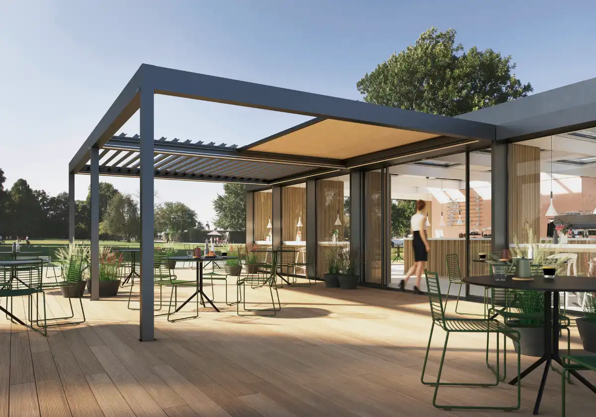Moderne Außenterrasse mit Pergola und Sitzgelegenheiten