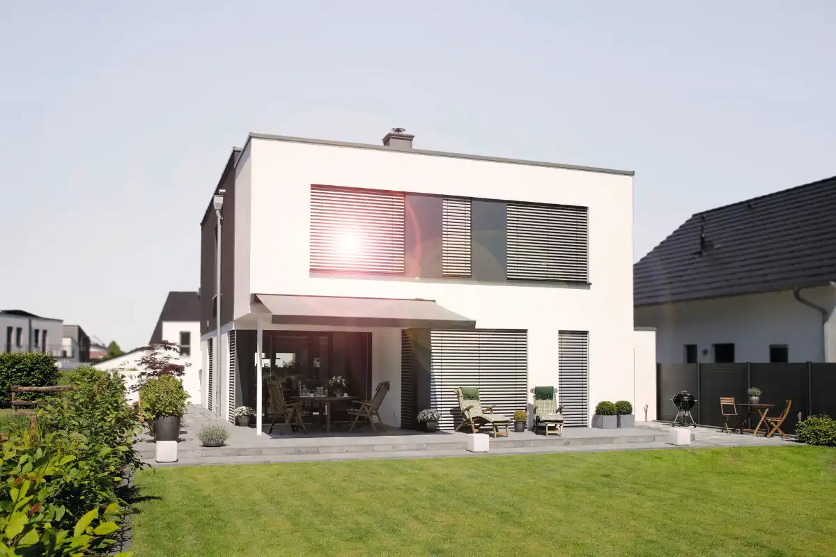 Elegantes Einfamilienhaus mit Sonnenterrasse und Markise Moderne Architektur eines Einfamilienhauses mit gepflegtem Garten