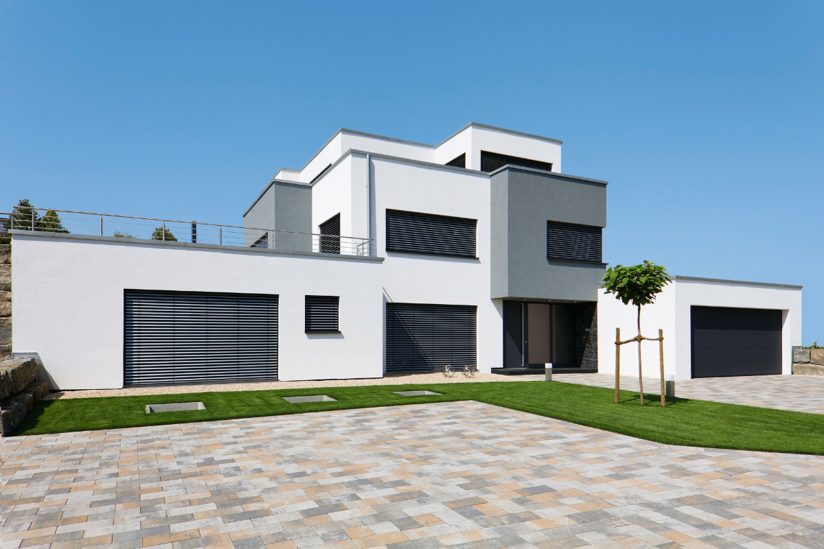 Rollläden eines Einfamilienhaus mit Flachdach Modernes Einfamilienhaus mit Flachdach und großem Parkplatz