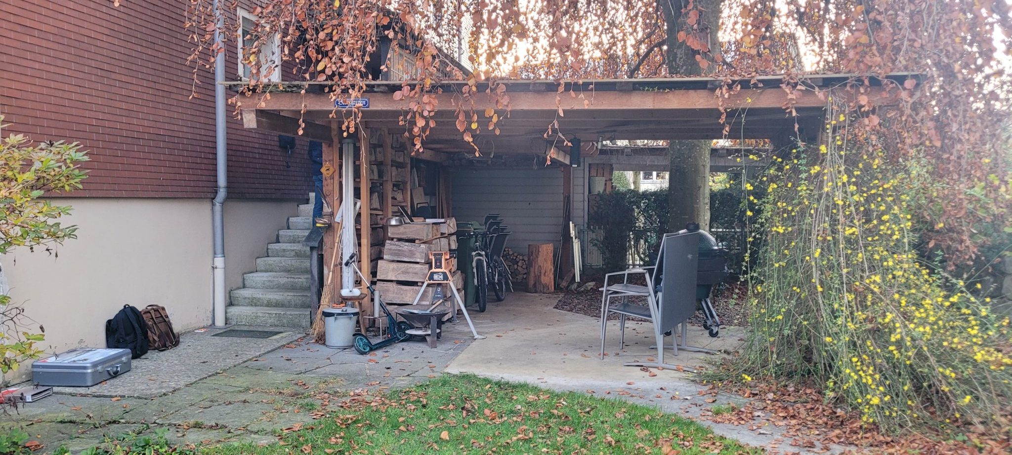 Holz-Unterstand
